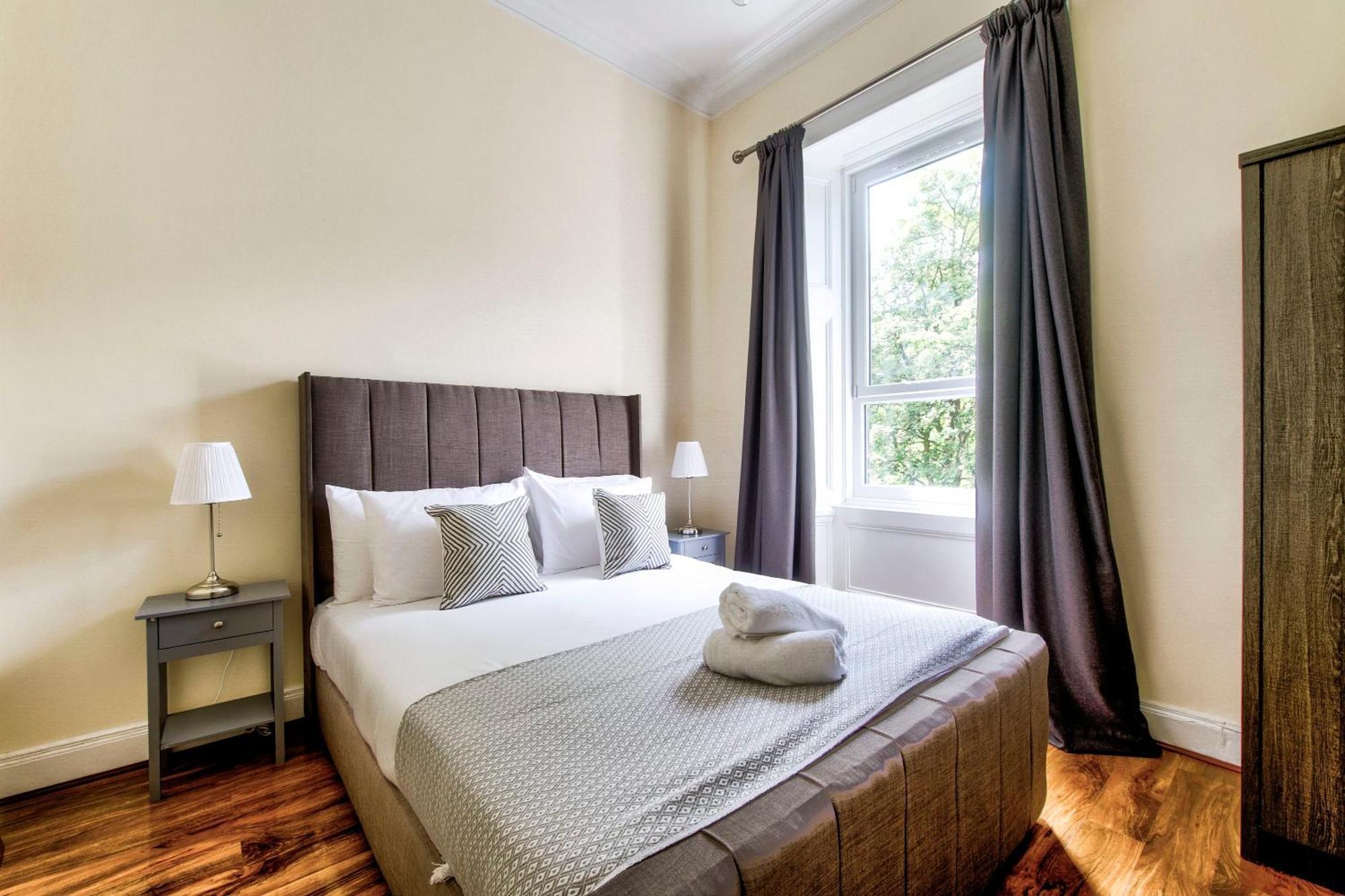 Stunning 5 Bedroom Apt, Close To Centre, Sec, Hydro And Motorway Apartment