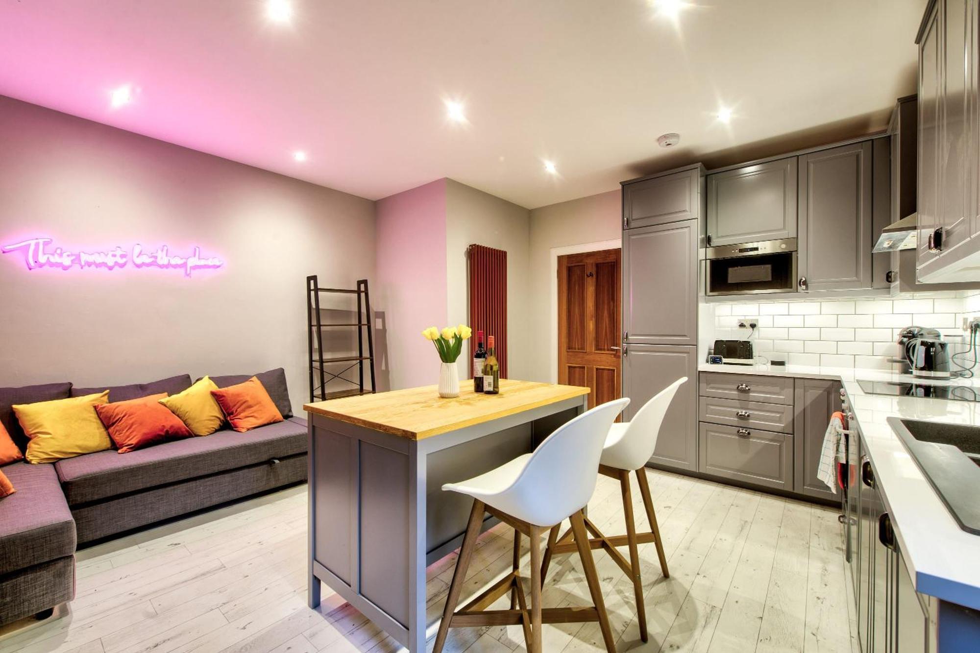Stylish & Spacious 3 Bedroom In Finnieston, West End Apartment