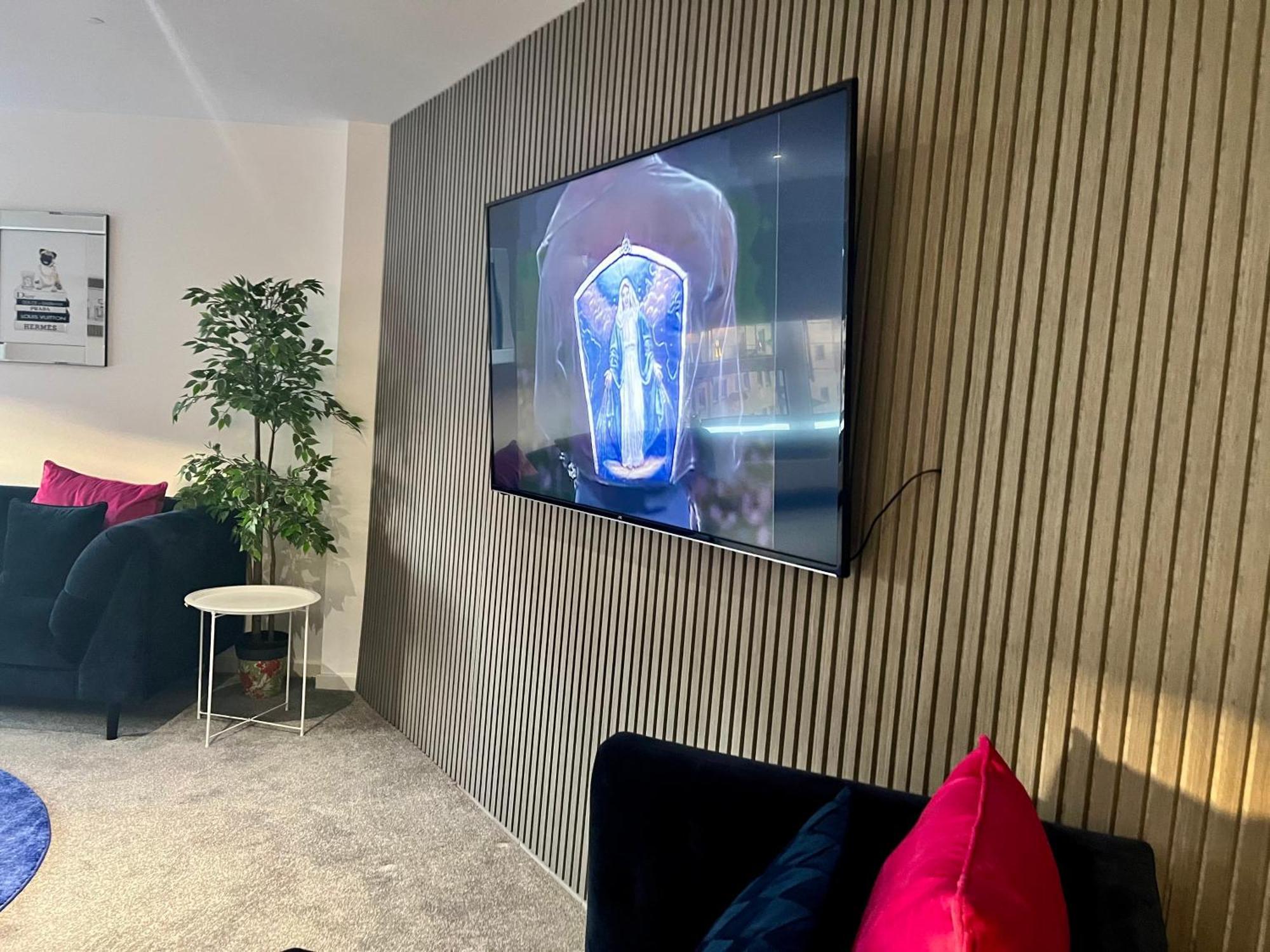 Glas-go 2 Bedroom 3 Min Walk To Secc Hydro Free Parking Onsite Apartment *
