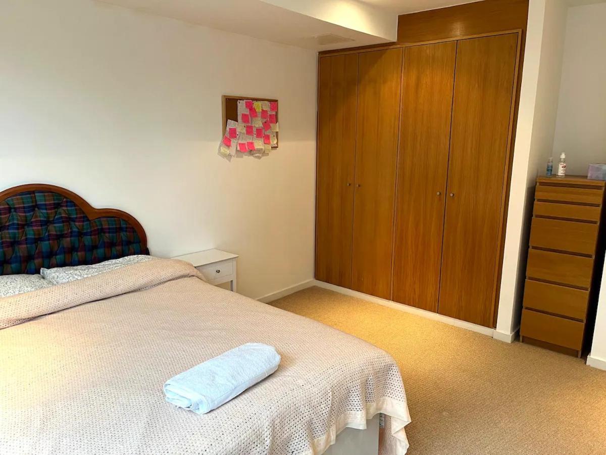 Spacious Queen Bed Centre Penthouse With Balcony - Homeshare - Live In Host *