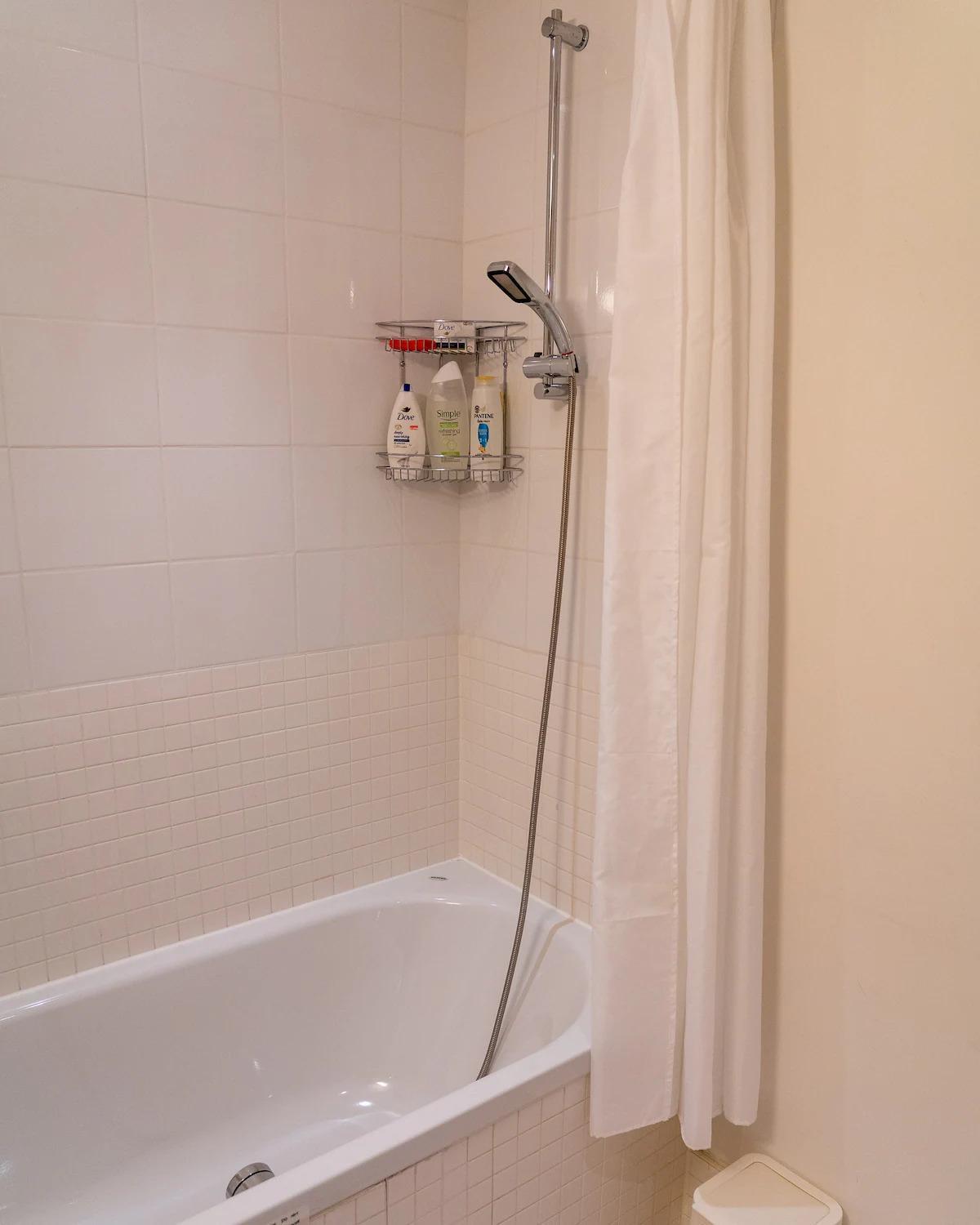 Spacious Queen Bed Centre Penthouse With Balcony - Homeshare - Live In Host