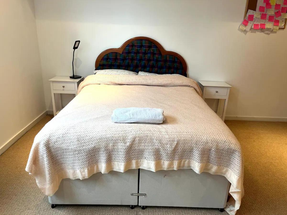 Spacious Queen Bed Centre Penthouse With Balcony - Homeshare - Live In Host Homestay *