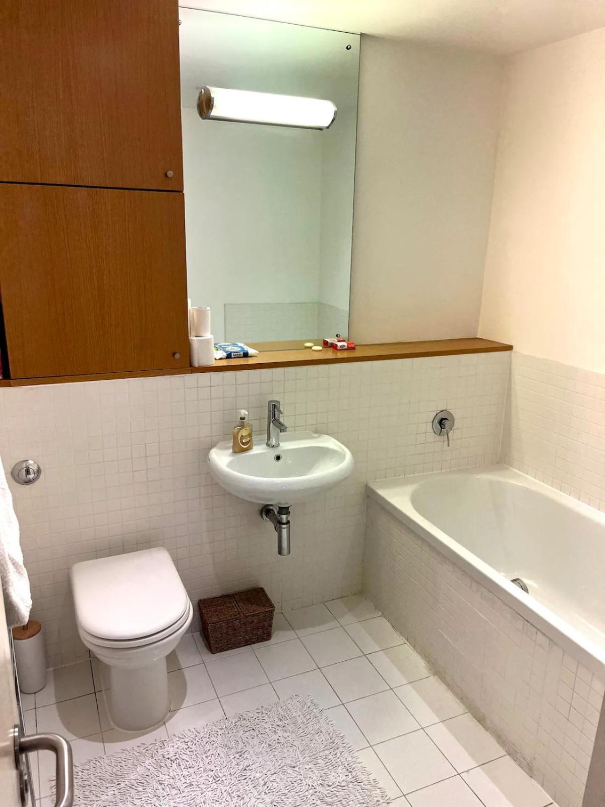 Spacious Queen Bed Centre Penthouse With Balcony - Homeshare - Live In Host Homestay Glasgow