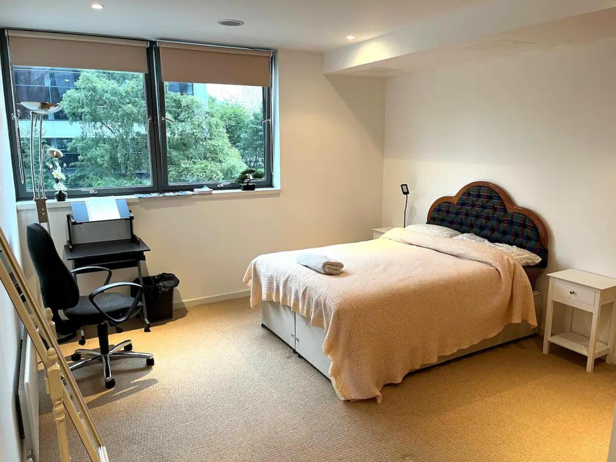 Spacious Queen Bed Centre Penthouse With Balcony - Homeshare - Live In Host Homestay