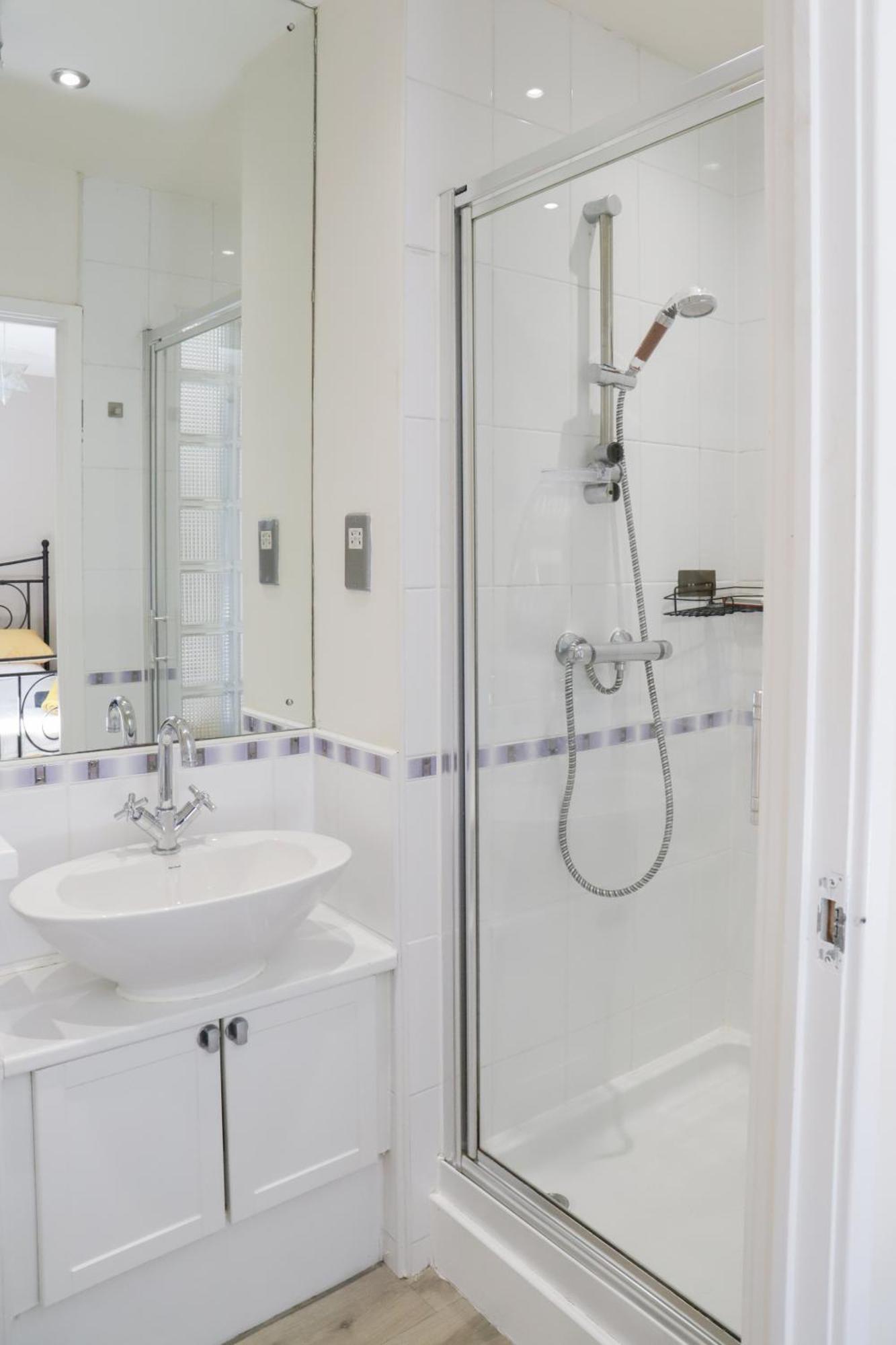 Apartment Number1townhouse With Private Balcony & Parking