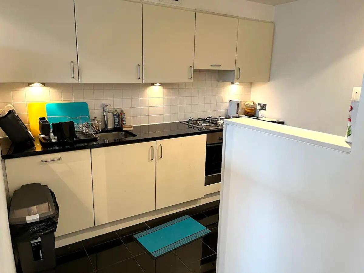 Spacious Queen Bed Centre Penthouse With Balcony - Homeshare - Live In Host Homestay *