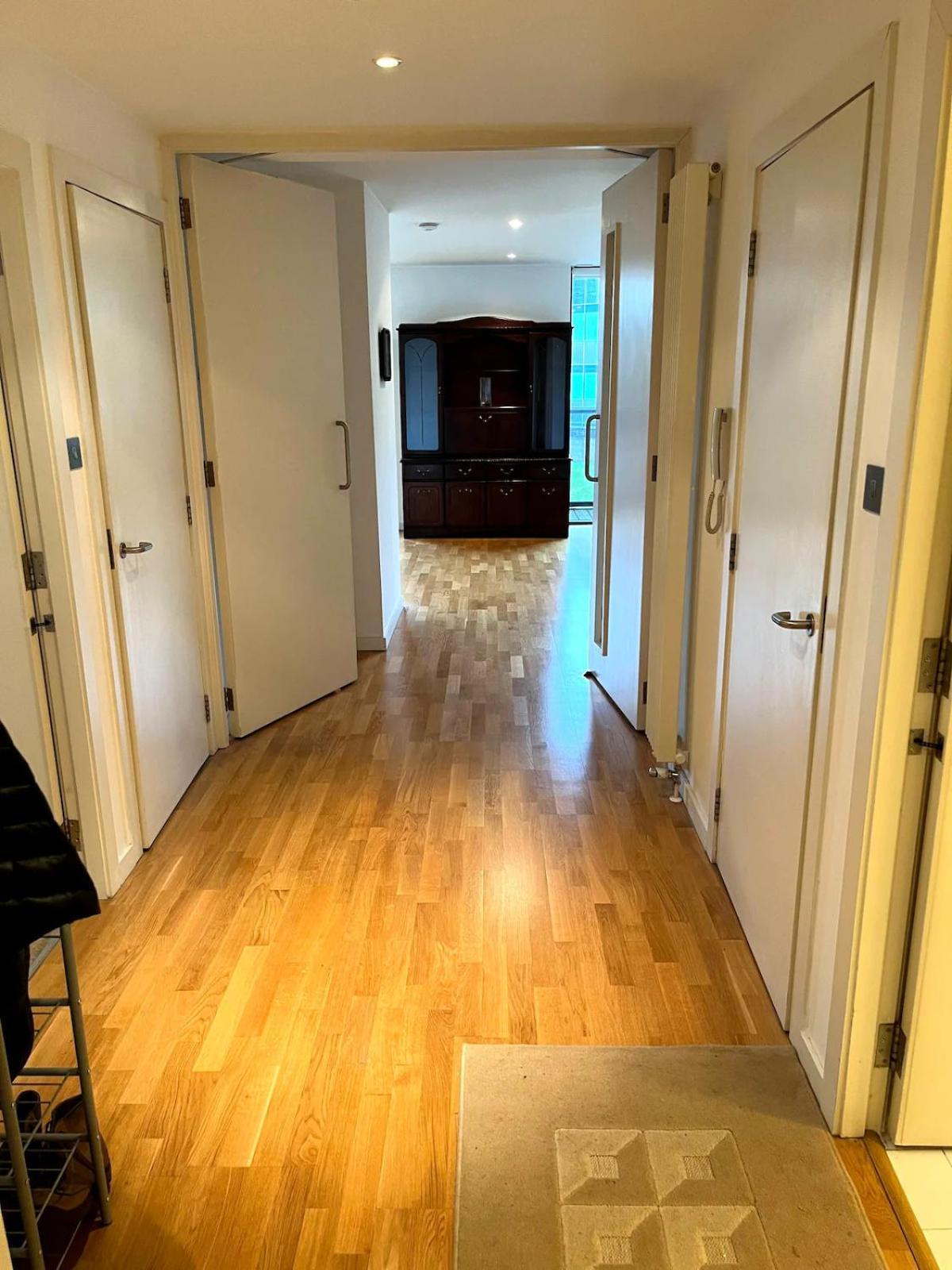 Spacious Queen Bed Centre Penthouse With Balcony - Homeshare - Live In Host Homestay *