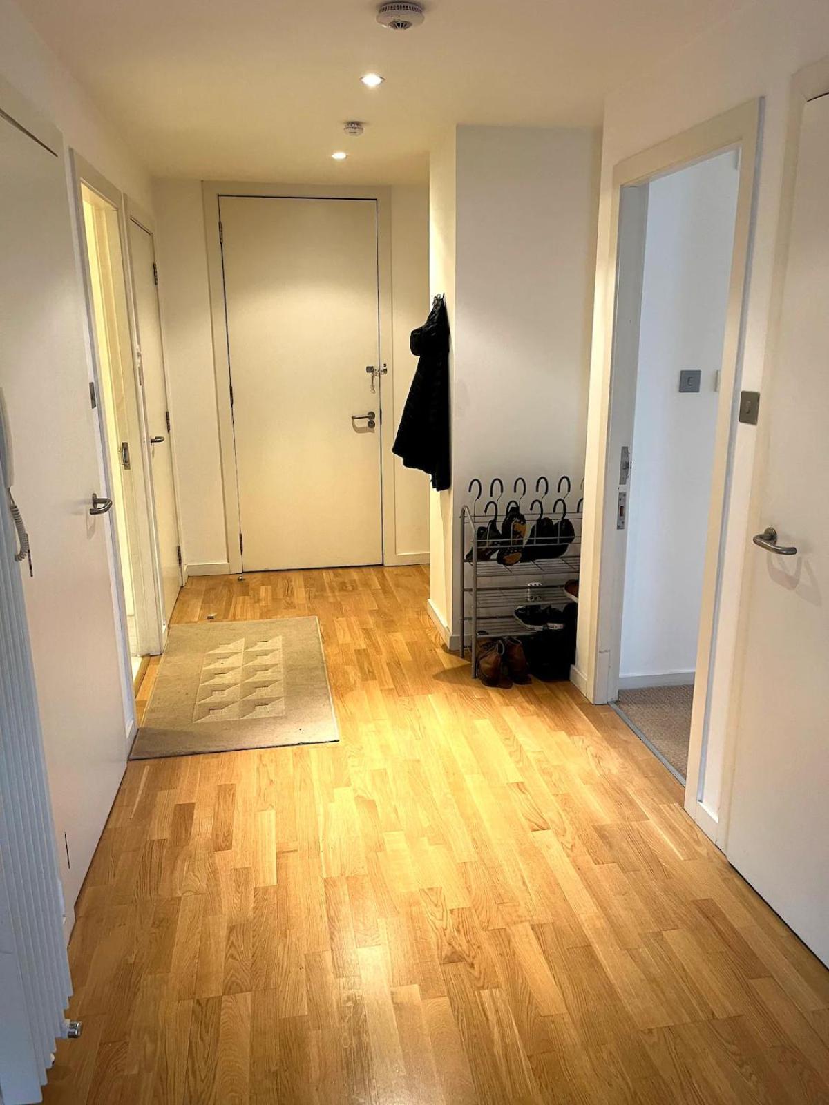 Homestay Spacious Queen Bed Centre Penthouse With Balcony - Homeshare - Live In Host