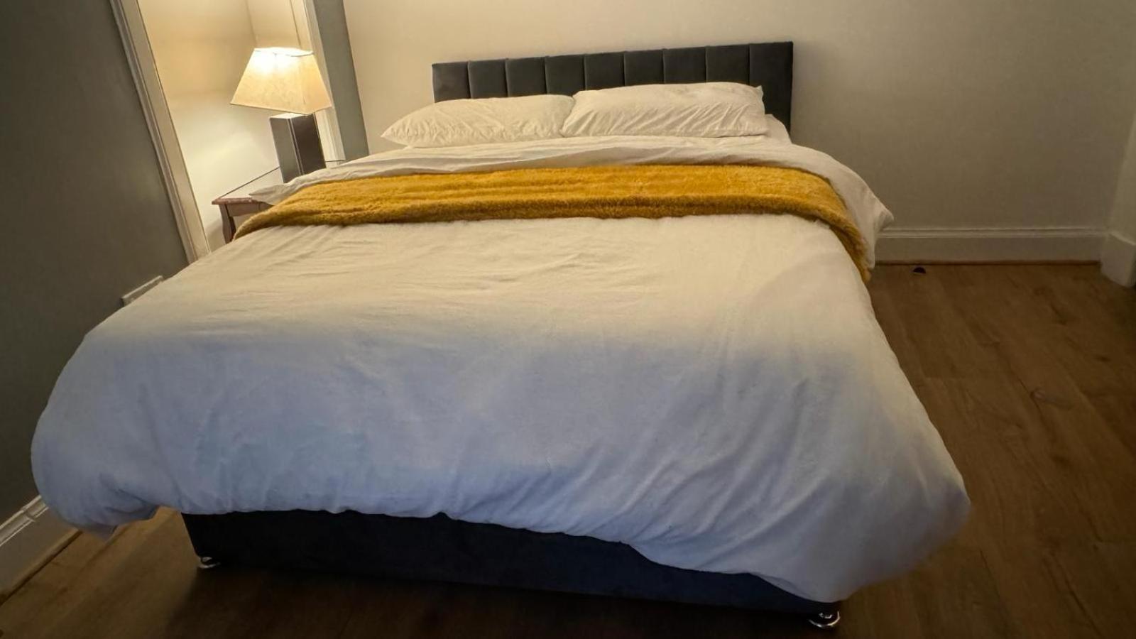 Large 3 Bed Apt Close To City, Ovo Hydro And Ibrox Stadium Apartment *