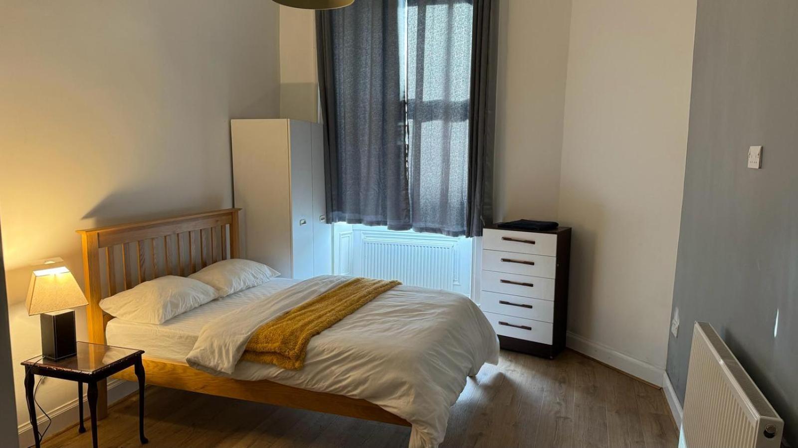 Large 3 Bed Apt Close To City, Ovo Hydro And Ibrox Stadium Apartment Glasgow