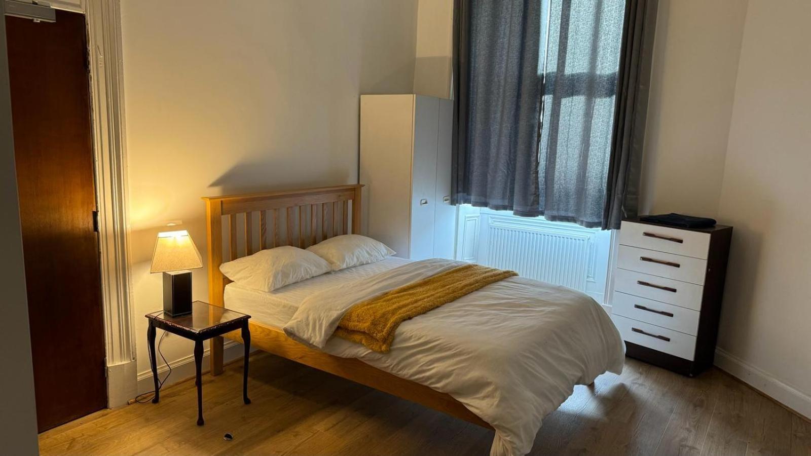 Large 3 Bed Apt Close To City, Ovo Hydro And Ibrox Stadium Apartment *