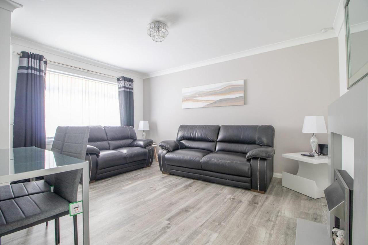 Kirkwood House 2 Bedroom House In Coatbridge Holiday home Glasgow