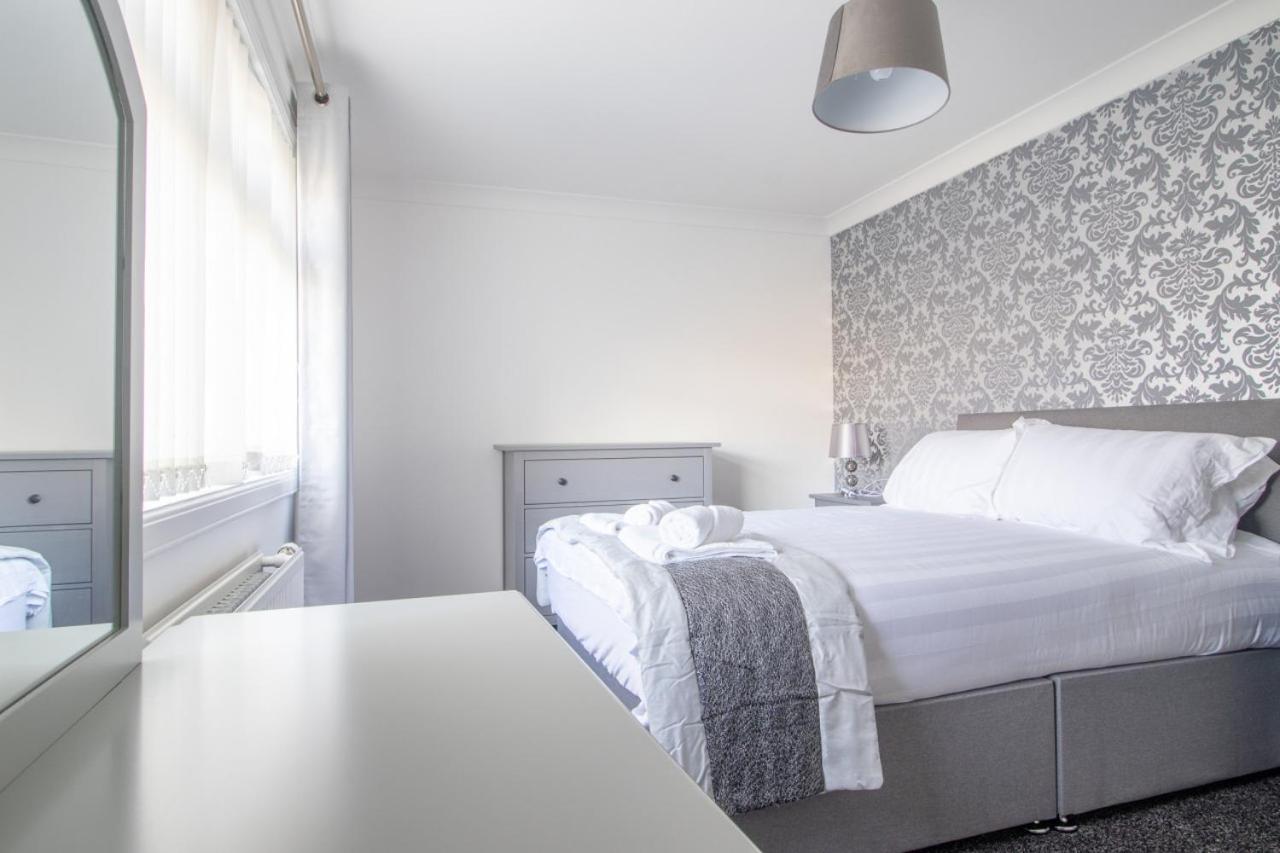 Kirkwood House 2 Bedroom House In Coatbridge Holiday home Glasgow