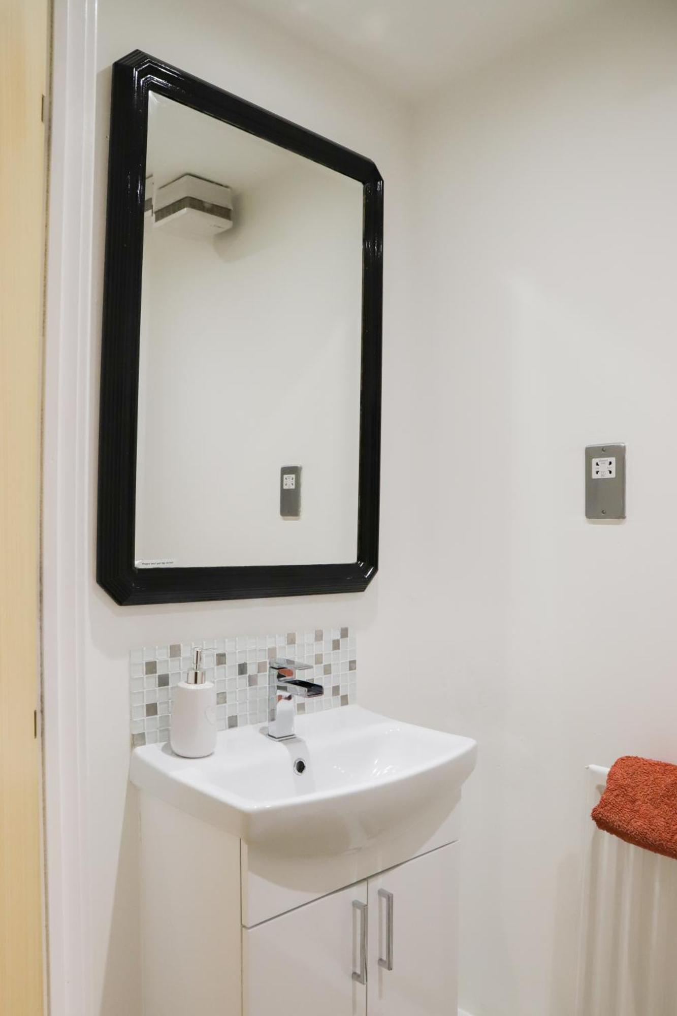 Number1townhouse With Private Balcony & Parking Apartment