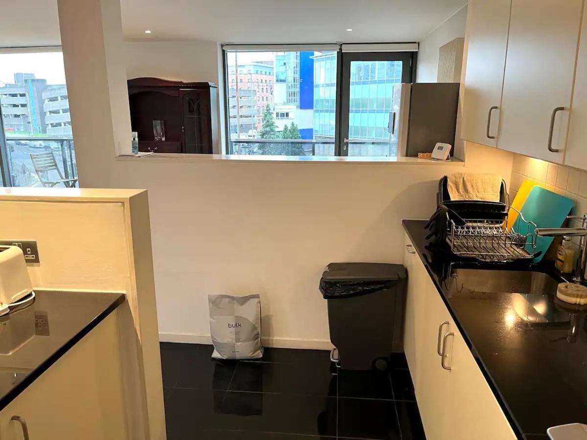 Homestay Spacious Queen Bed Centre Penthouse With Balcony - Homeshare - Live In Host Glasgow