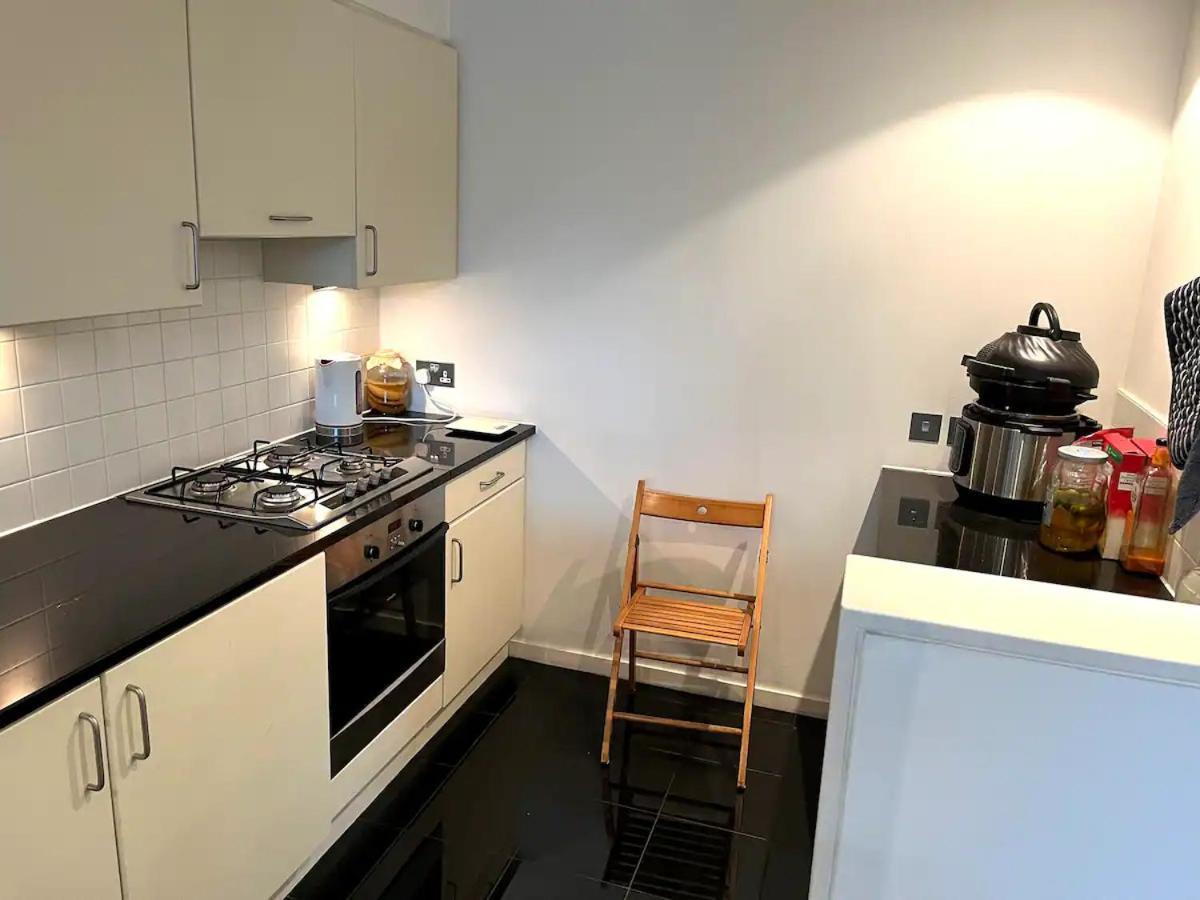 Spacious Queen Bed Centre Penthouse With Balcony - Homeshare - Live In Host Homestay