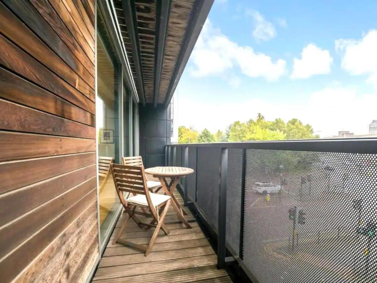 Homestay Spacious Queen Bed Centre Penthouse With Balcony - Homeshare - Live In Host *