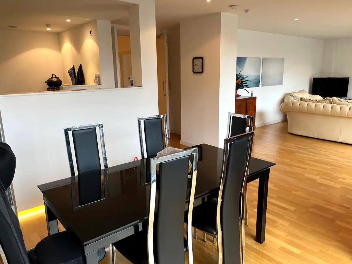 Spacious Queen Bed Centre Penthouse With Balcony - Homeshare - Live In Host Homestay *