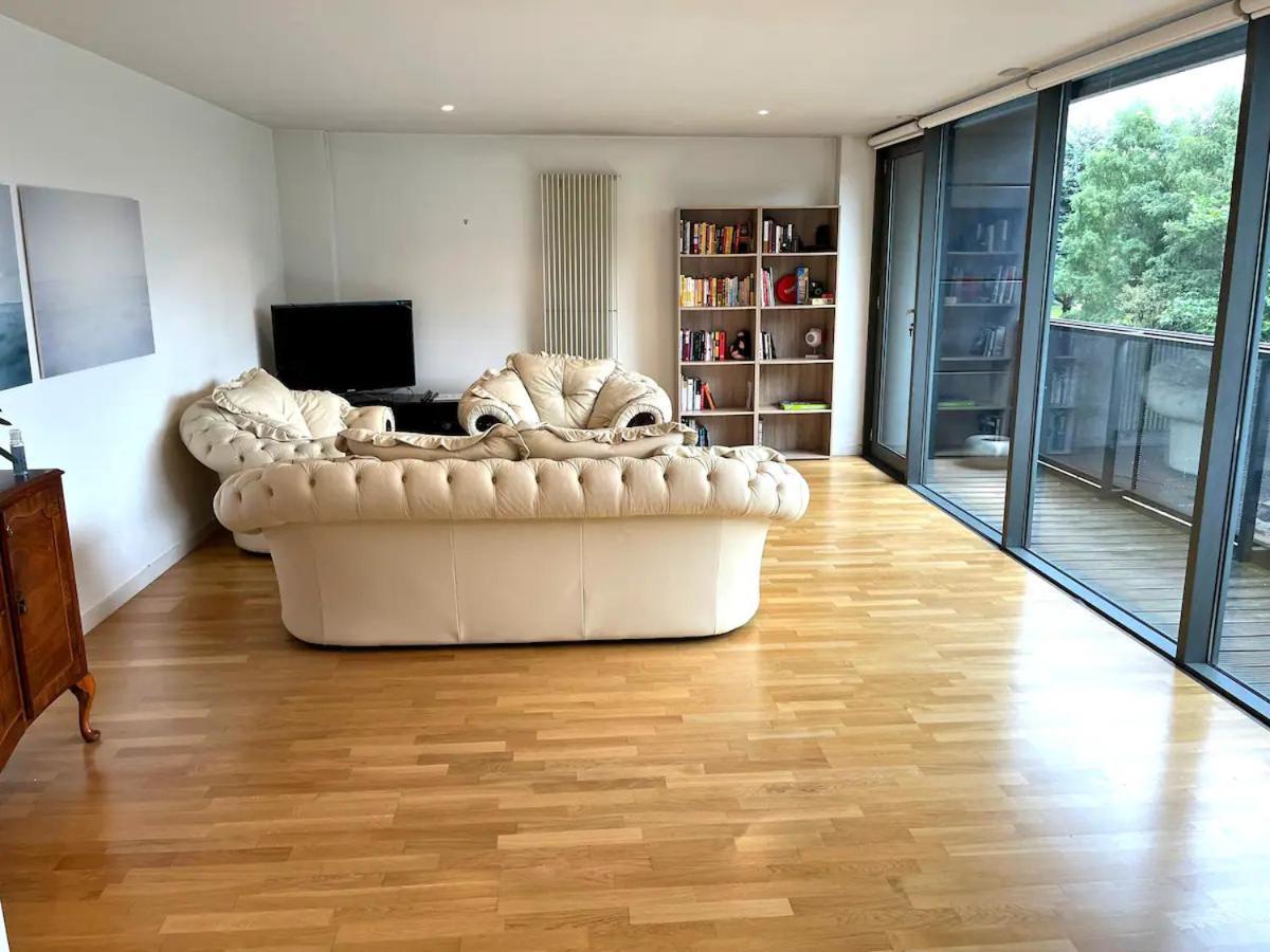 Spacious Queen Bed Centre Penthouse With Balcony - Homeshare - Live In Host Homestay *