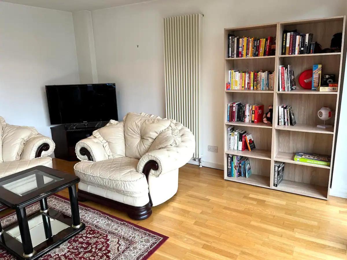 Spacious Queen Bed Centre Penthouse With Balcony - Homeshare - Live In Host Homestay