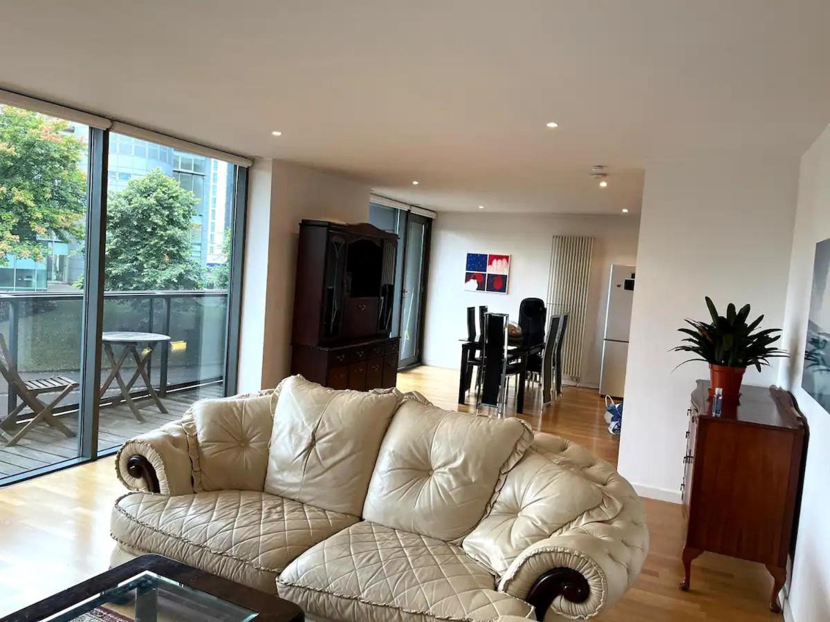 Spacious Queen Bed Centre Penthouse With Balcony - Homeshare - Live In Host *