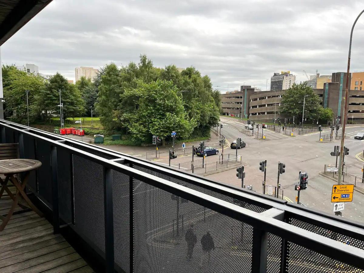 Spacious Queen Bed Centre Penthouse With Balcony - Homeshare - Live In Host Homestay Glasgow