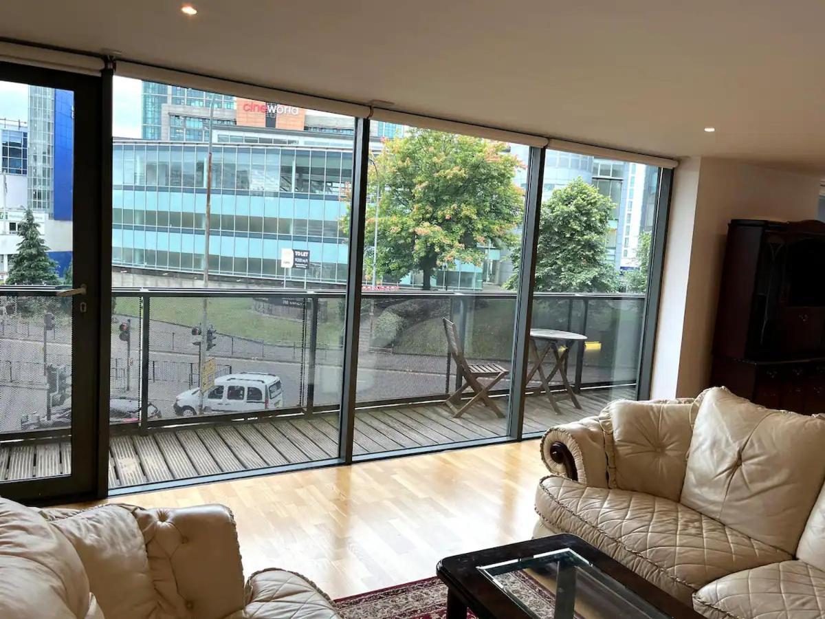 Spacious Queen Bed Centre Penthouse With Balcony - Homeshare - Live In Host Glasgow