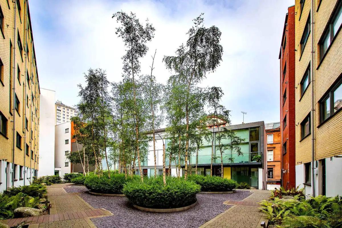 Spacious Queen Bed Centre Penthouse With Balcony - Homeshare - Live In Host Homestay