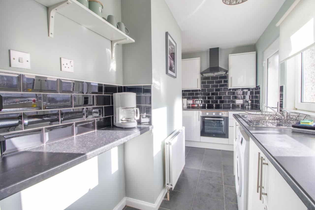 Kirkwood House 2 Bedroom House In Coatbridge Holiday home
