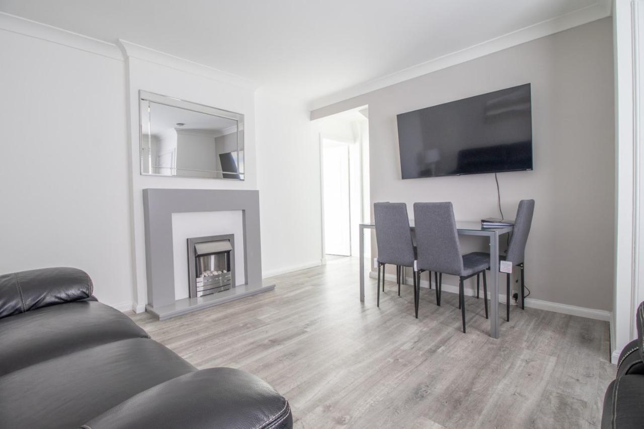 Kirkwood House 2 Bedroom House In Coatbridge Holiday home Glasgow