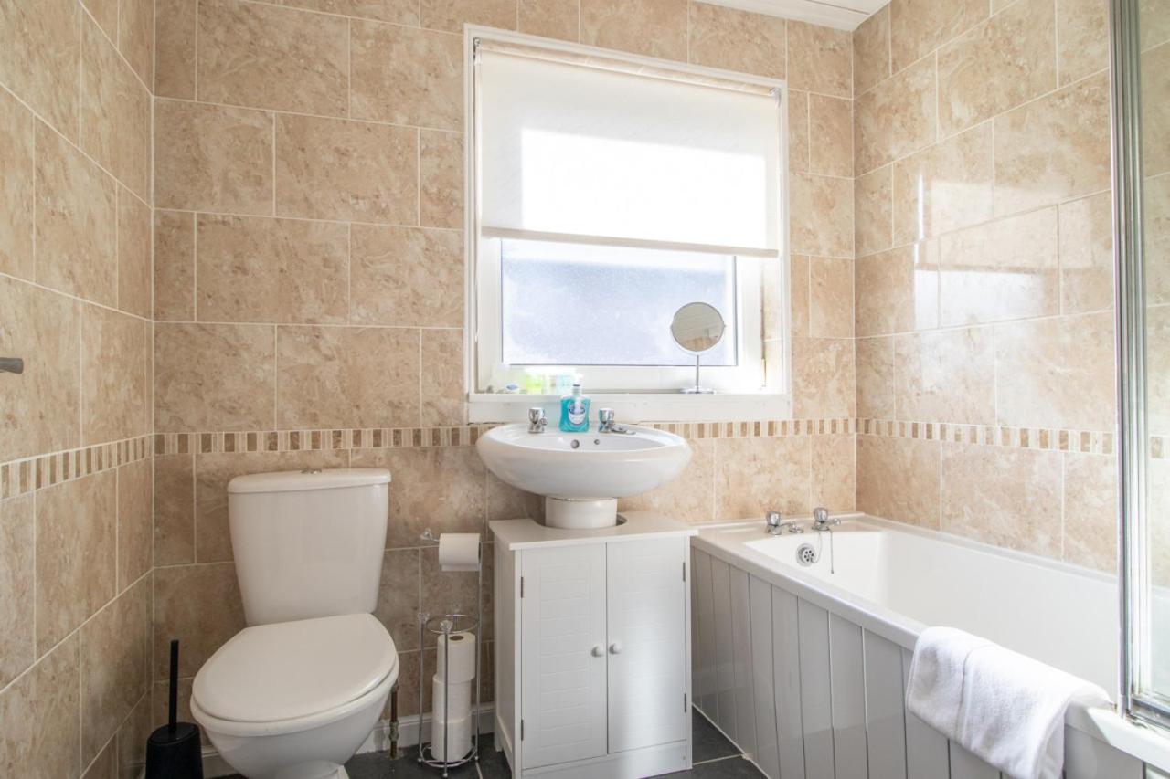 Kirkwood House 2 Bedroom House In Coatbridge *