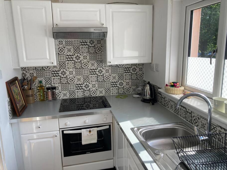 Comfy 1 Bedroom Flat With Free Parking Apartment *