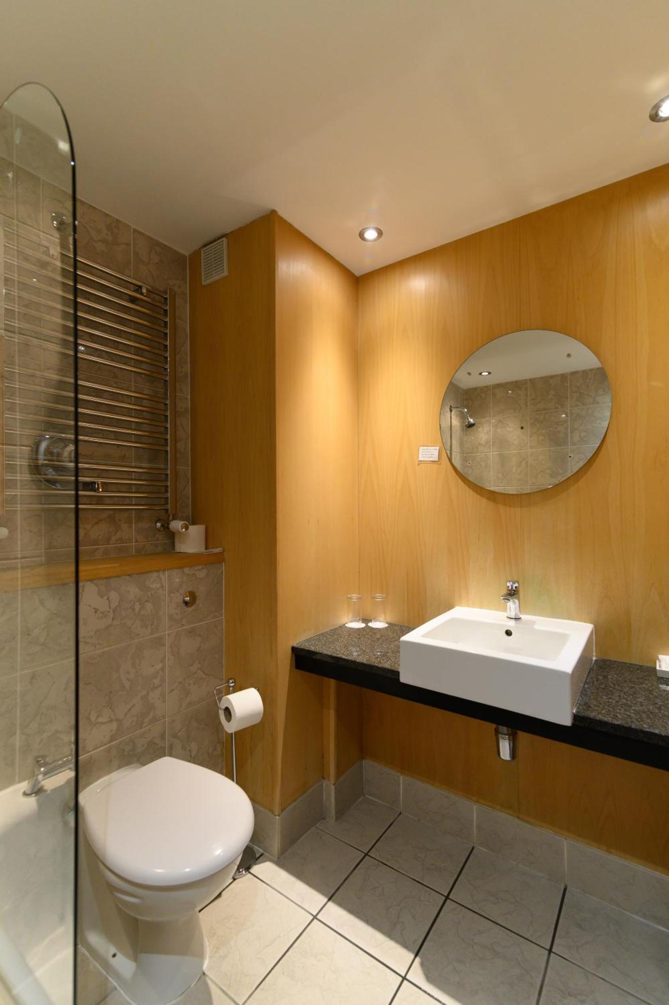 Glynhill & Near Airport Hotel 4*