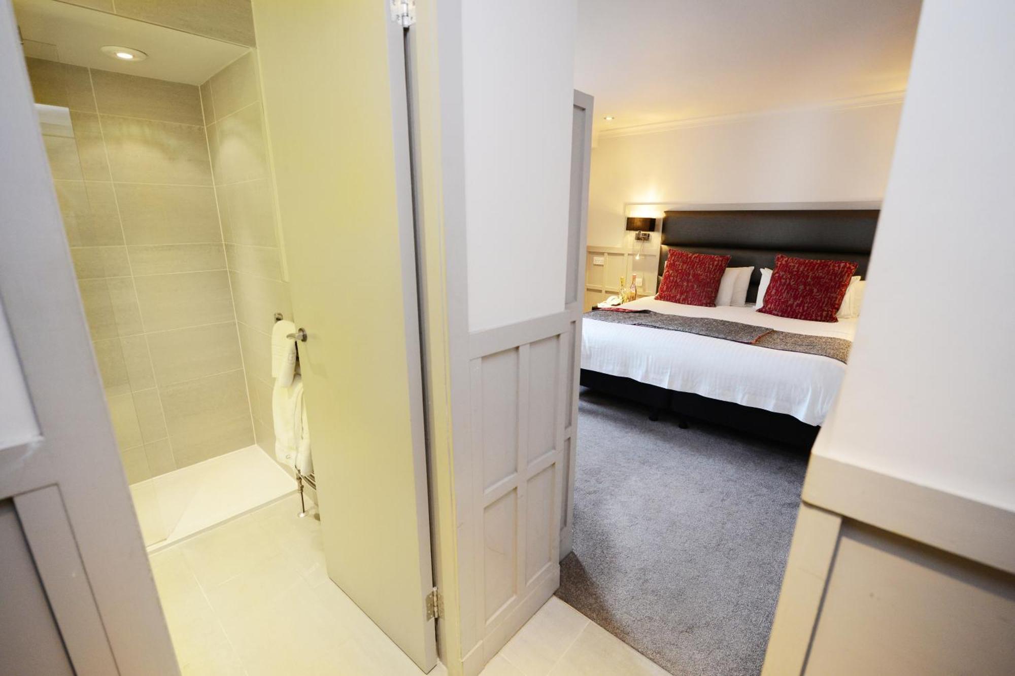 Glynhill & Near Airport Hotel