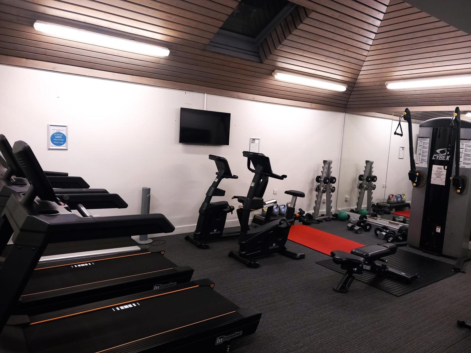 Hotel Glynhill & Near Airport 4*