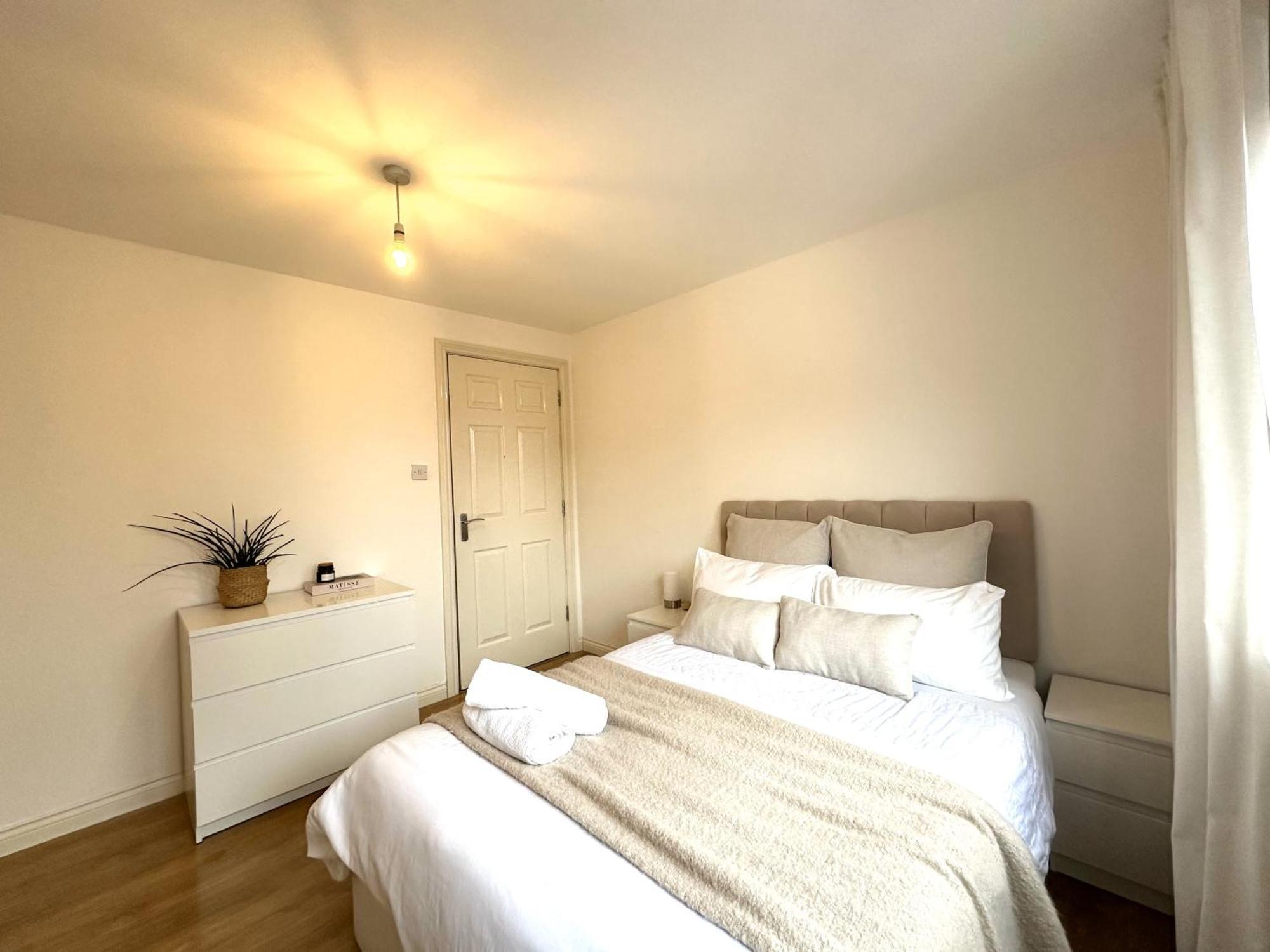 Private With En-suite And Parking In Shared Flat Homestay *