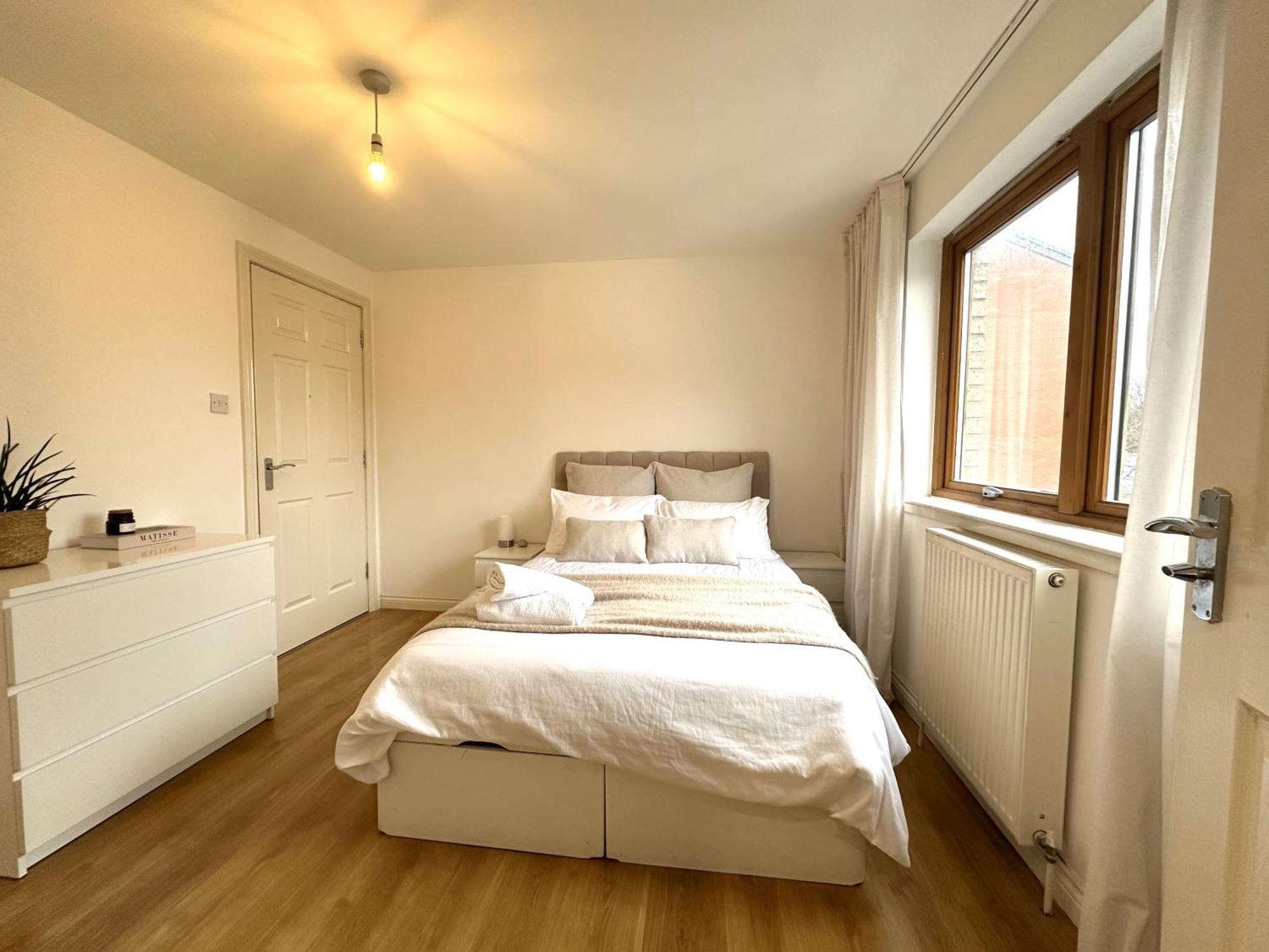 Private With En-suite And Parking In Shared Flat * Glasgow