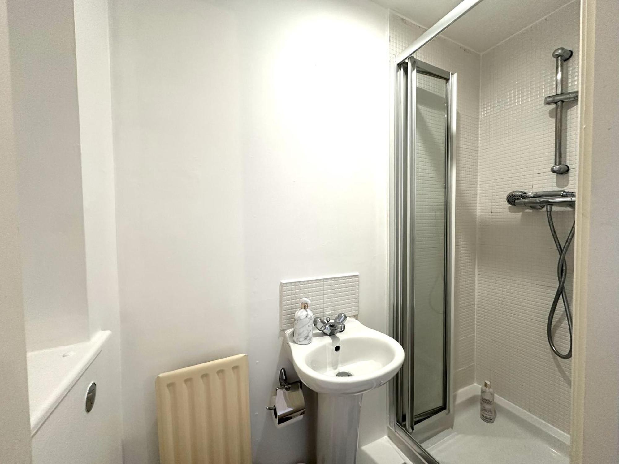 Homestay Private With En-suite And Parking In Shared Flat *