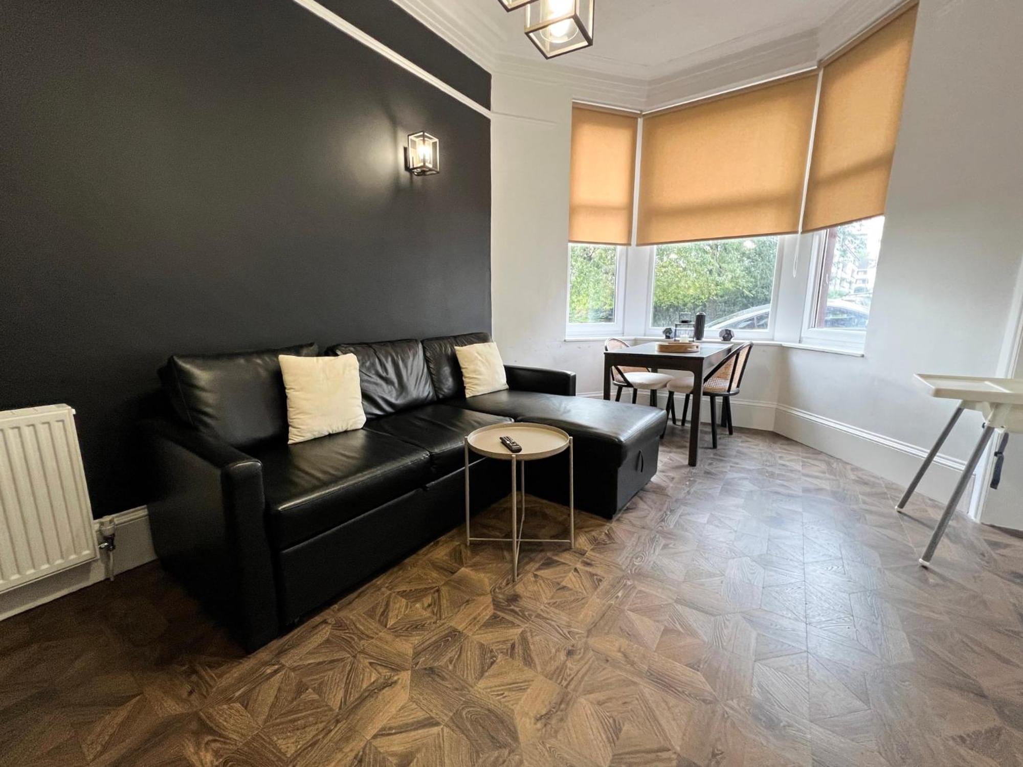 Apartment Cosy Retreat With Modern Amenities