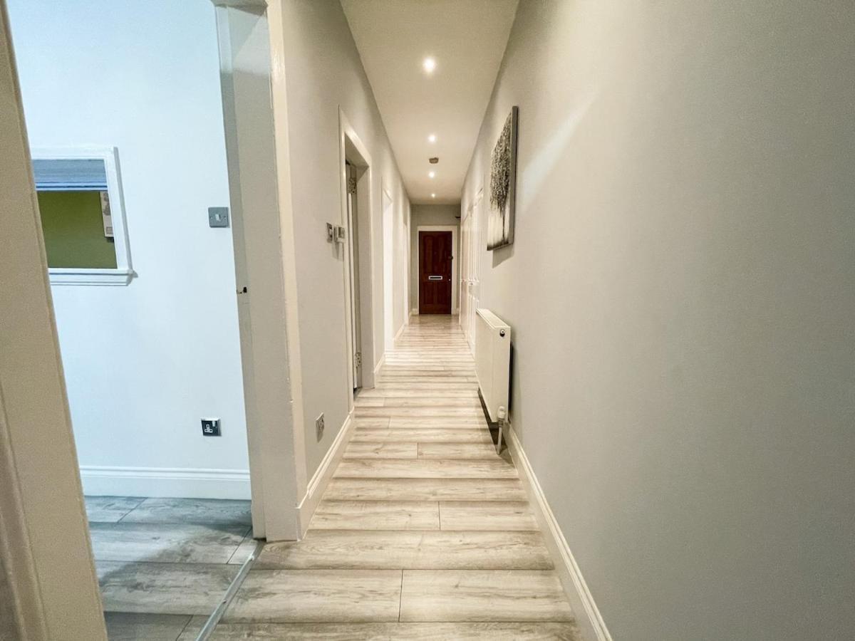 Recently Refurbished Two Bedroom Apartment, Location! Apartment