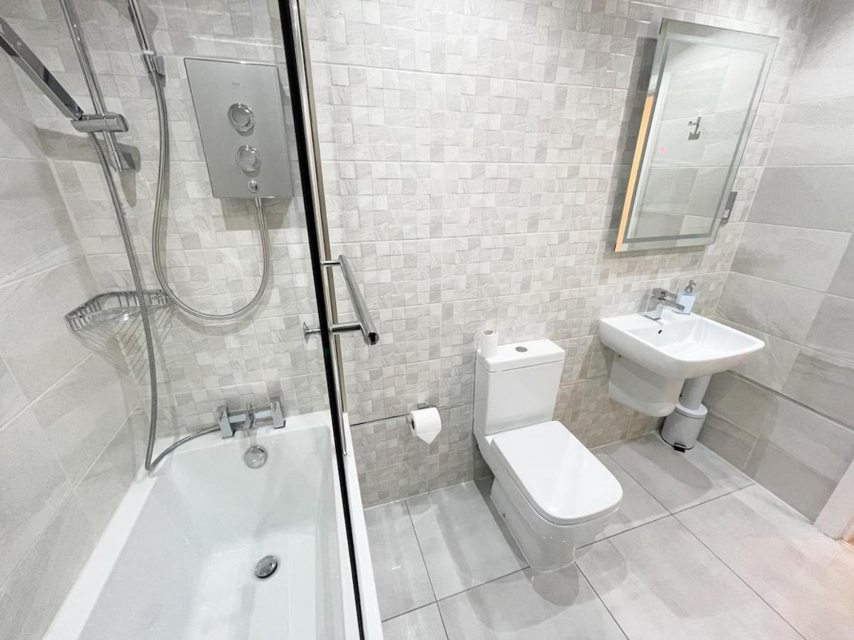Apartment Recently Refurbished Two Bedroom Apartment, Location! *