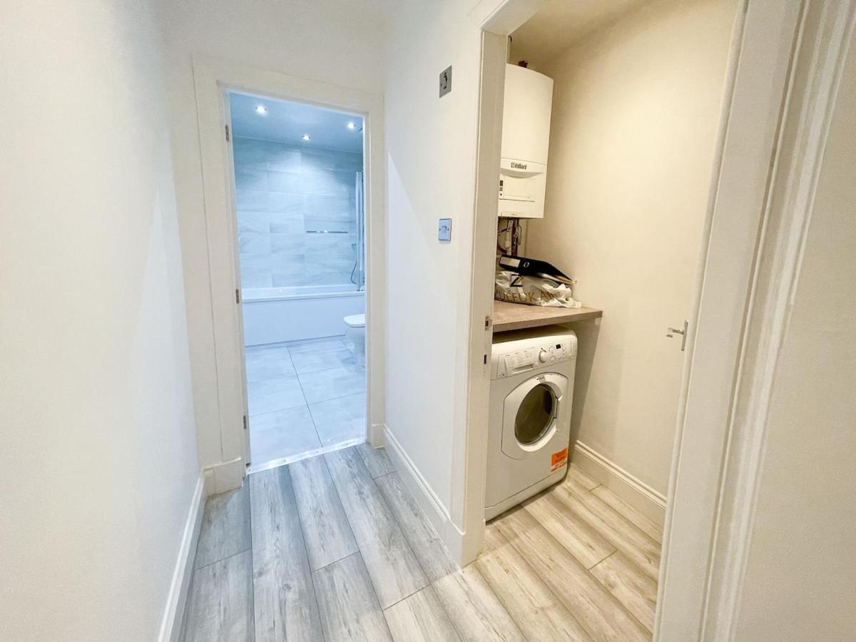 Recently Refurbished Two Bedroom Apartment, Location! Apartment *