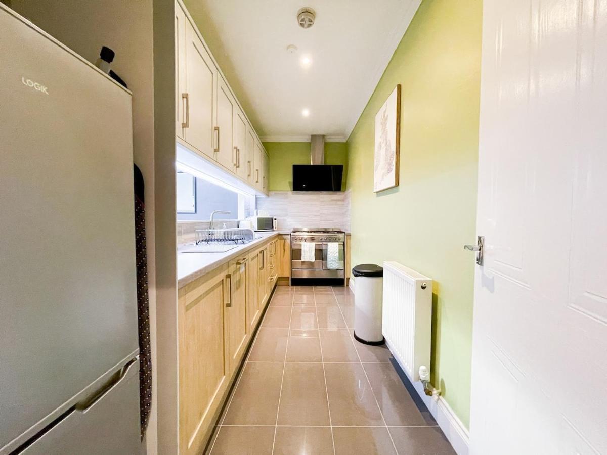 Apartment Recently Refurbished Two Bedroom Apartment, Location! Glasgow