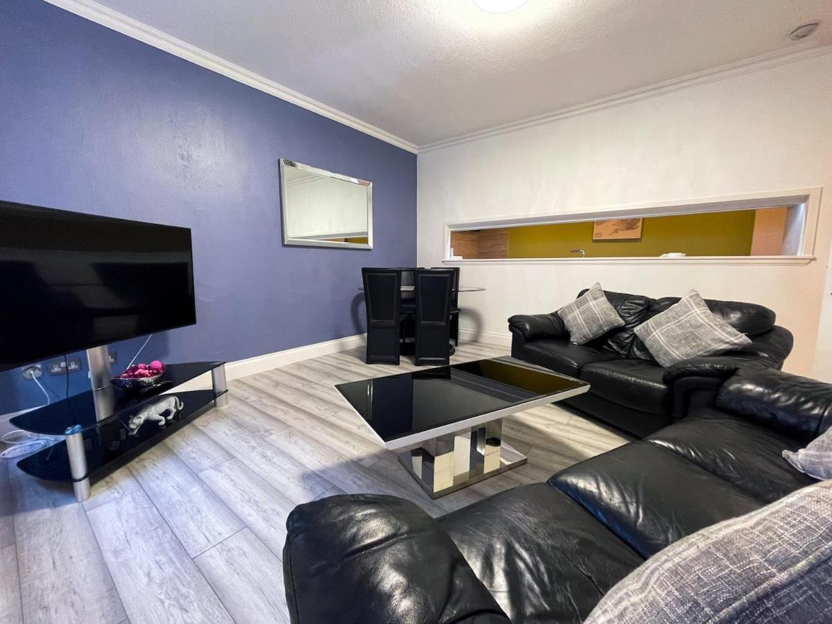 Recently Refurbished Two Bedroom Apartment, Location! Apartment Glasgow
