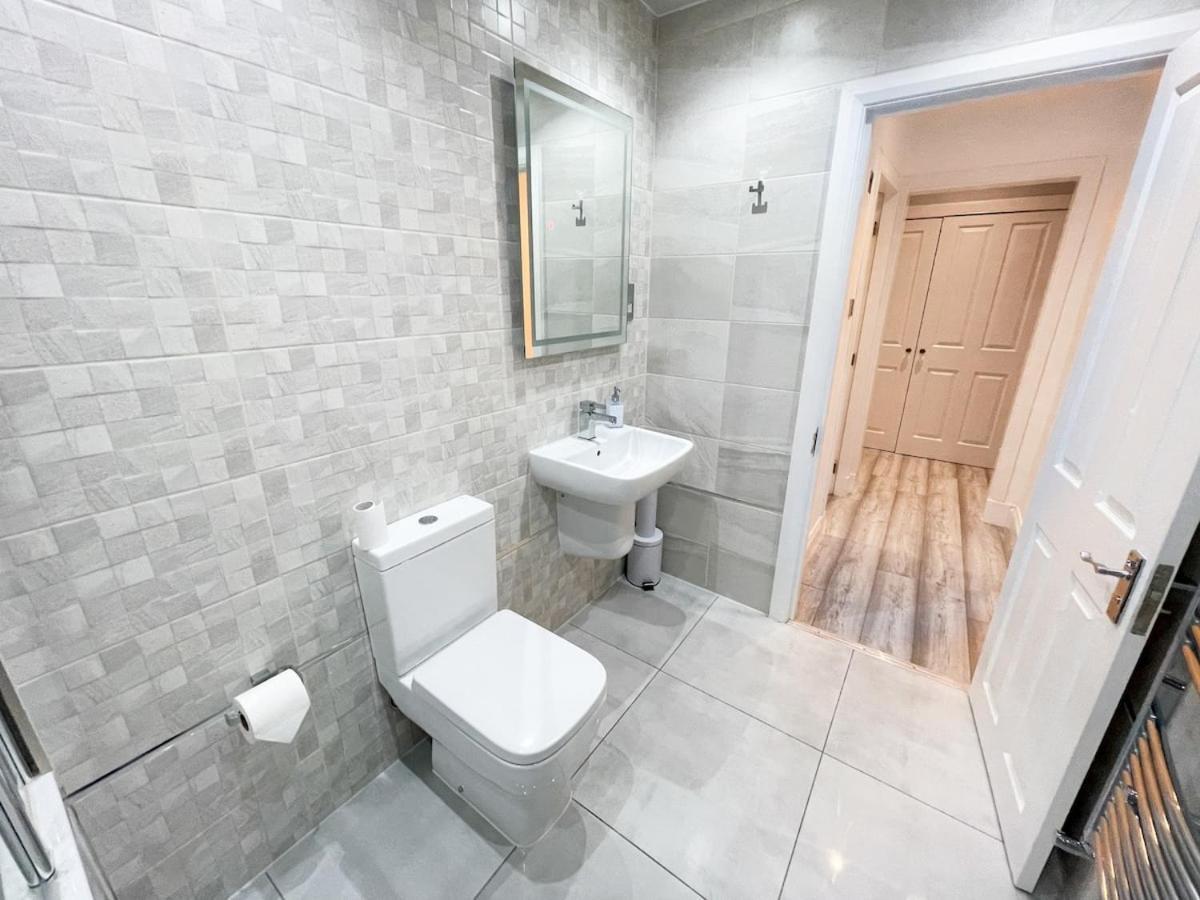 Recently Refurbished Two Bedroom Apartment, Location! Glasgow