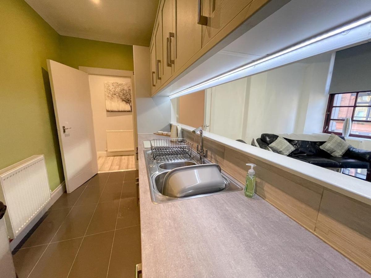 Apartment Recently Refurbished Two Bedroom Apartment, Location! Glasgow
