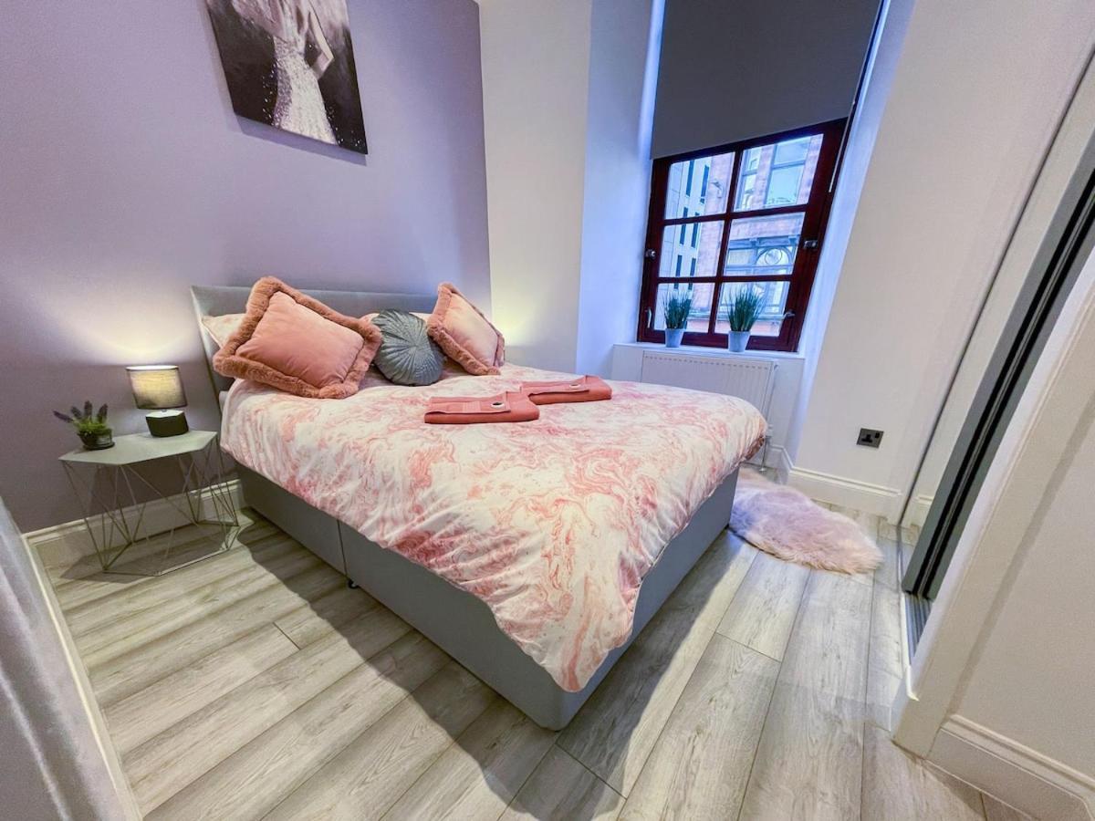 Recently Refurbished Two Bedroom Apartment, Location! Apartment