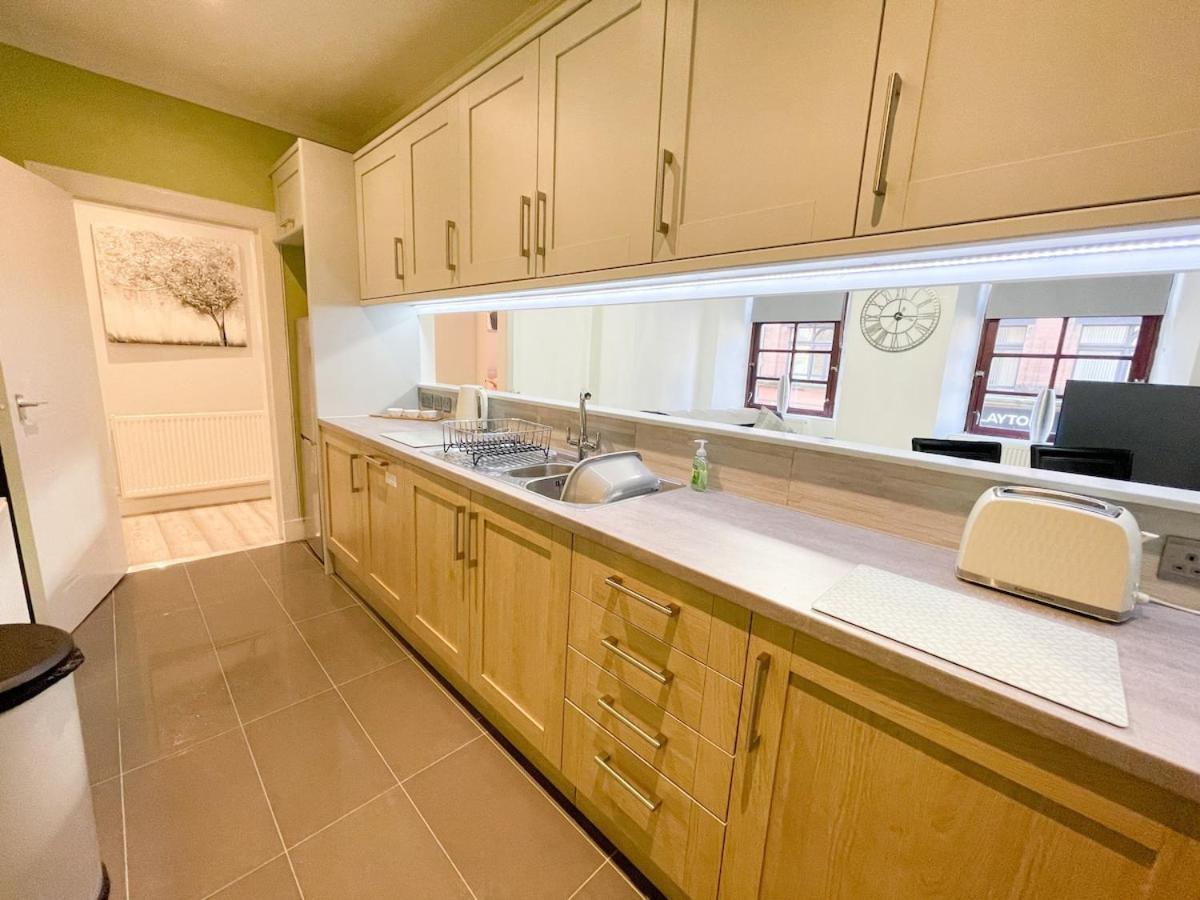 Apartment Recently Refurbished Two Bedroom Apartment, Location! Glasgow