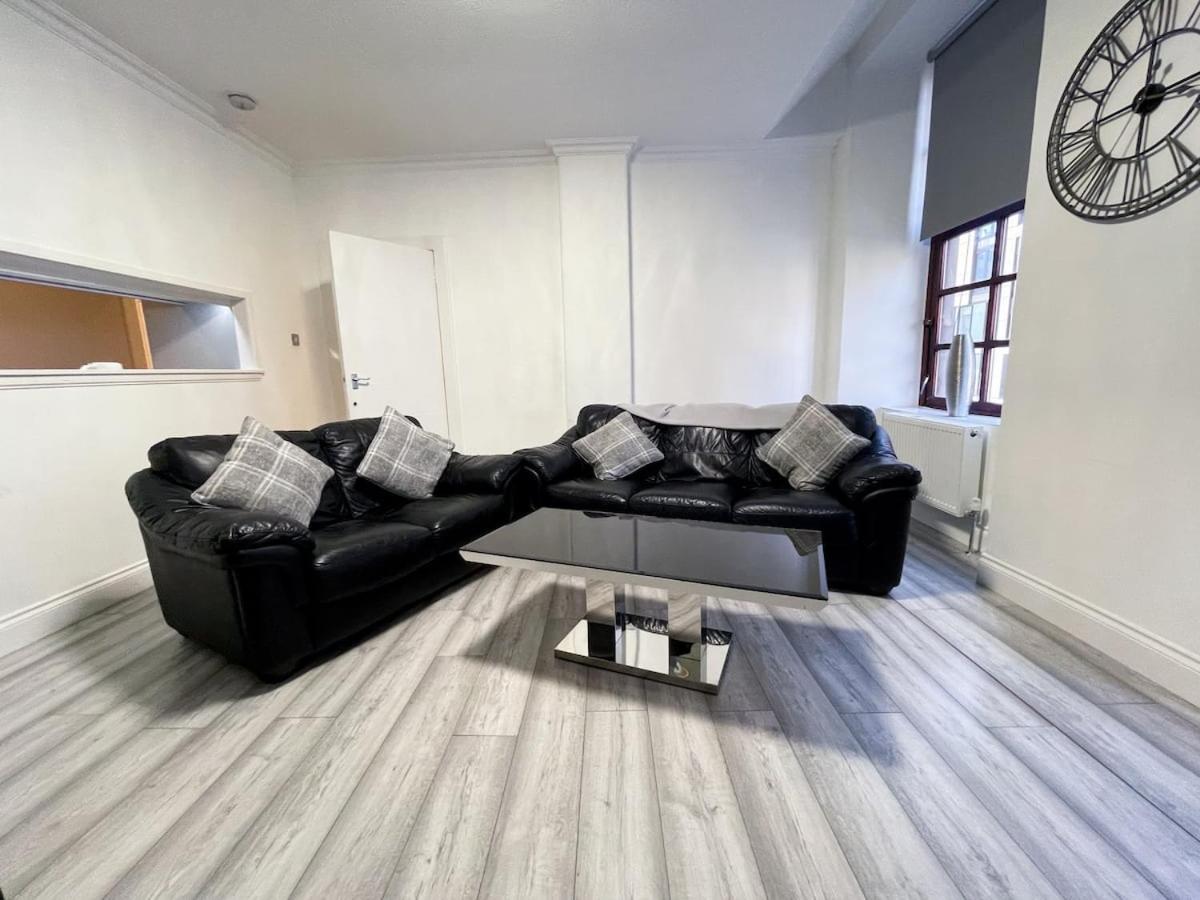 Recently Refurbished Two Bedroom Apartment, Location! Apartment *