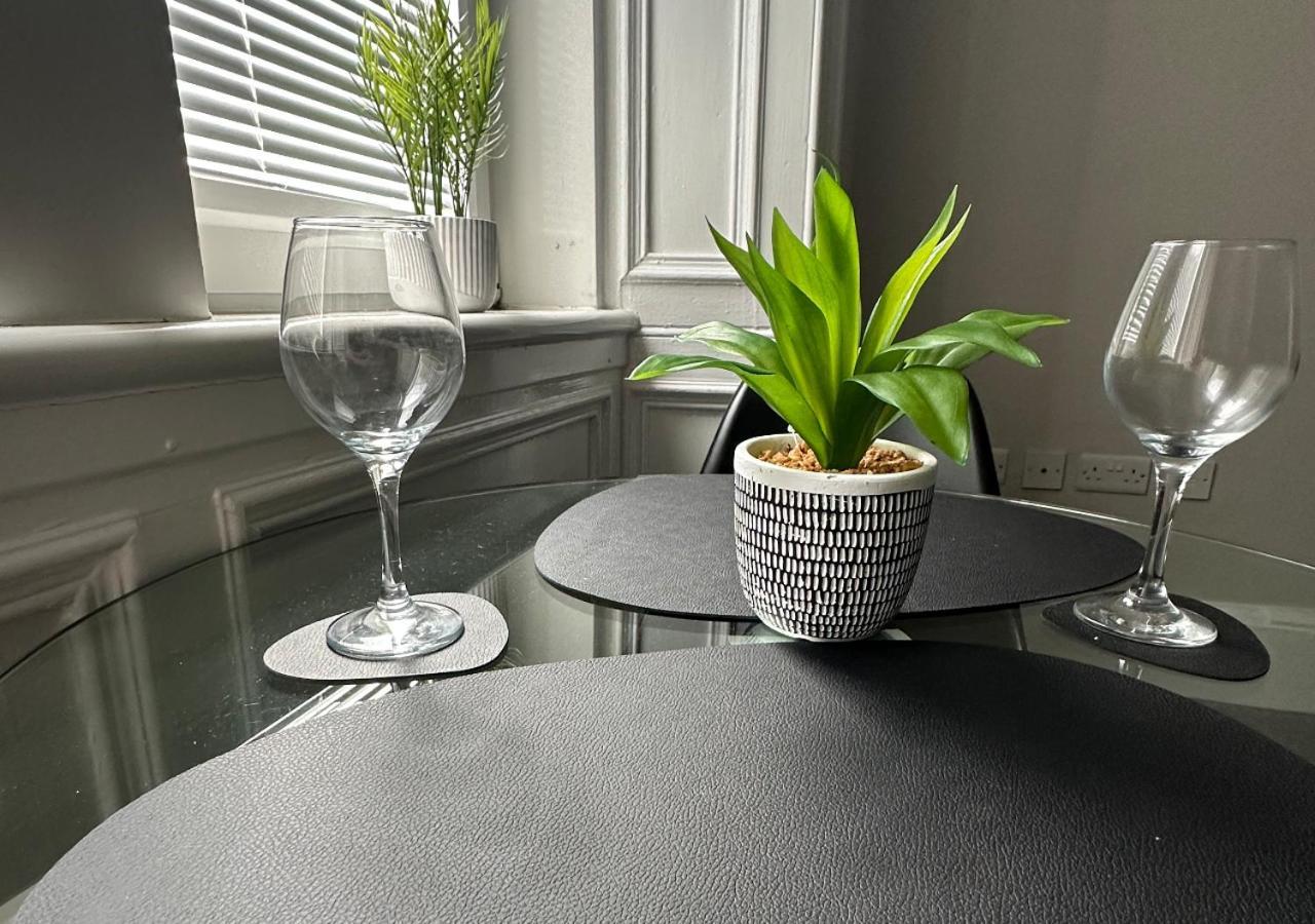 Trendy West End Apartment, Apartment